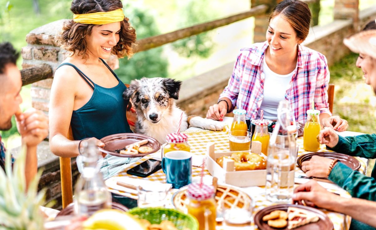 friends-brunch-dog-shutterstock | Oranj Palm Vacation Homes group of friends enjoying brunch with dog